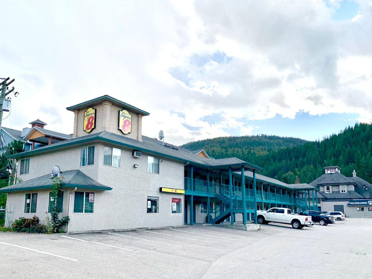 Super 8 By Wyndham Sicamous Otel Dış mekan fotoğraf