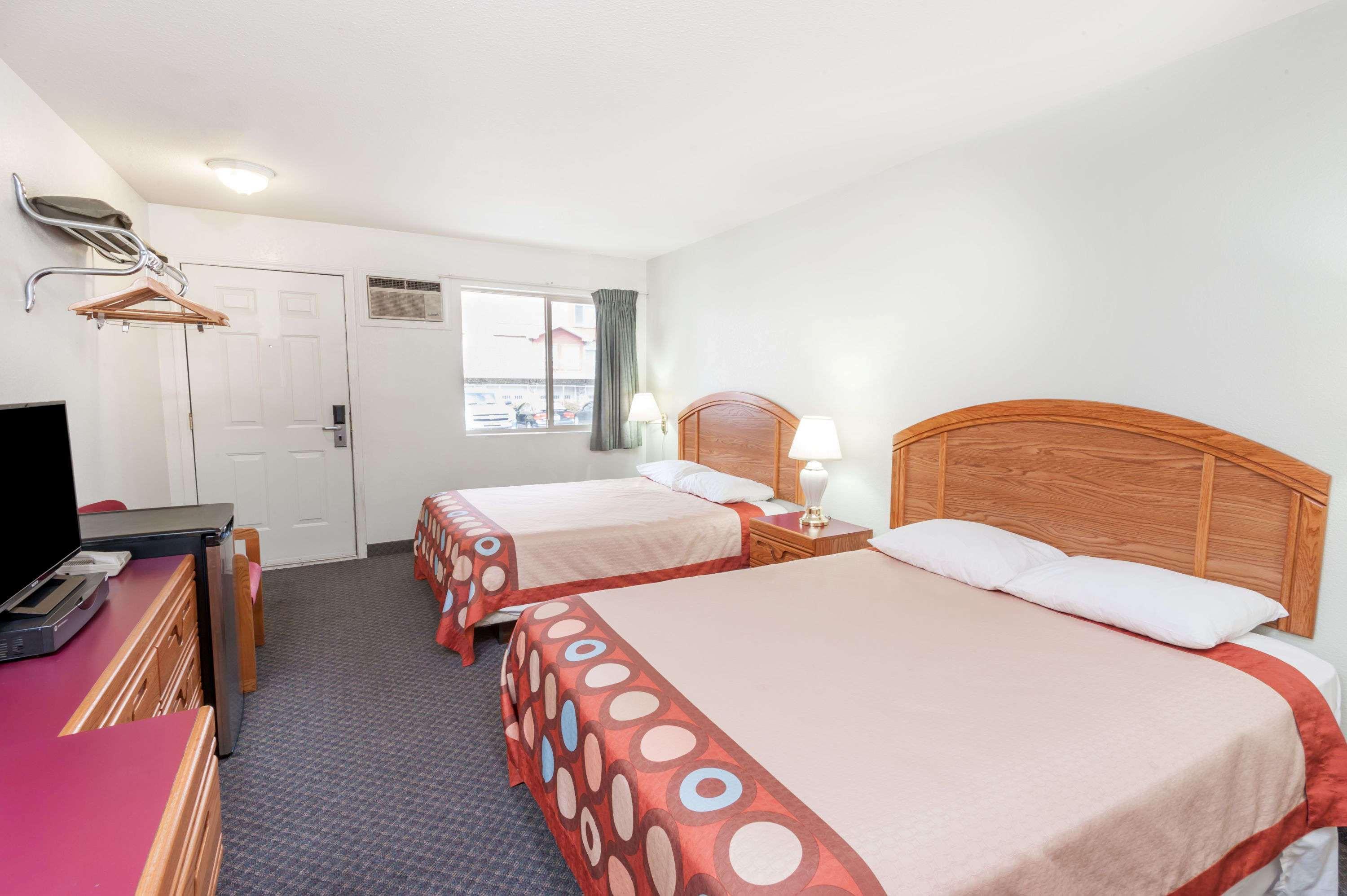 Super 8 By Wyndham Sicamous Otel Dış mekan fotoğraf