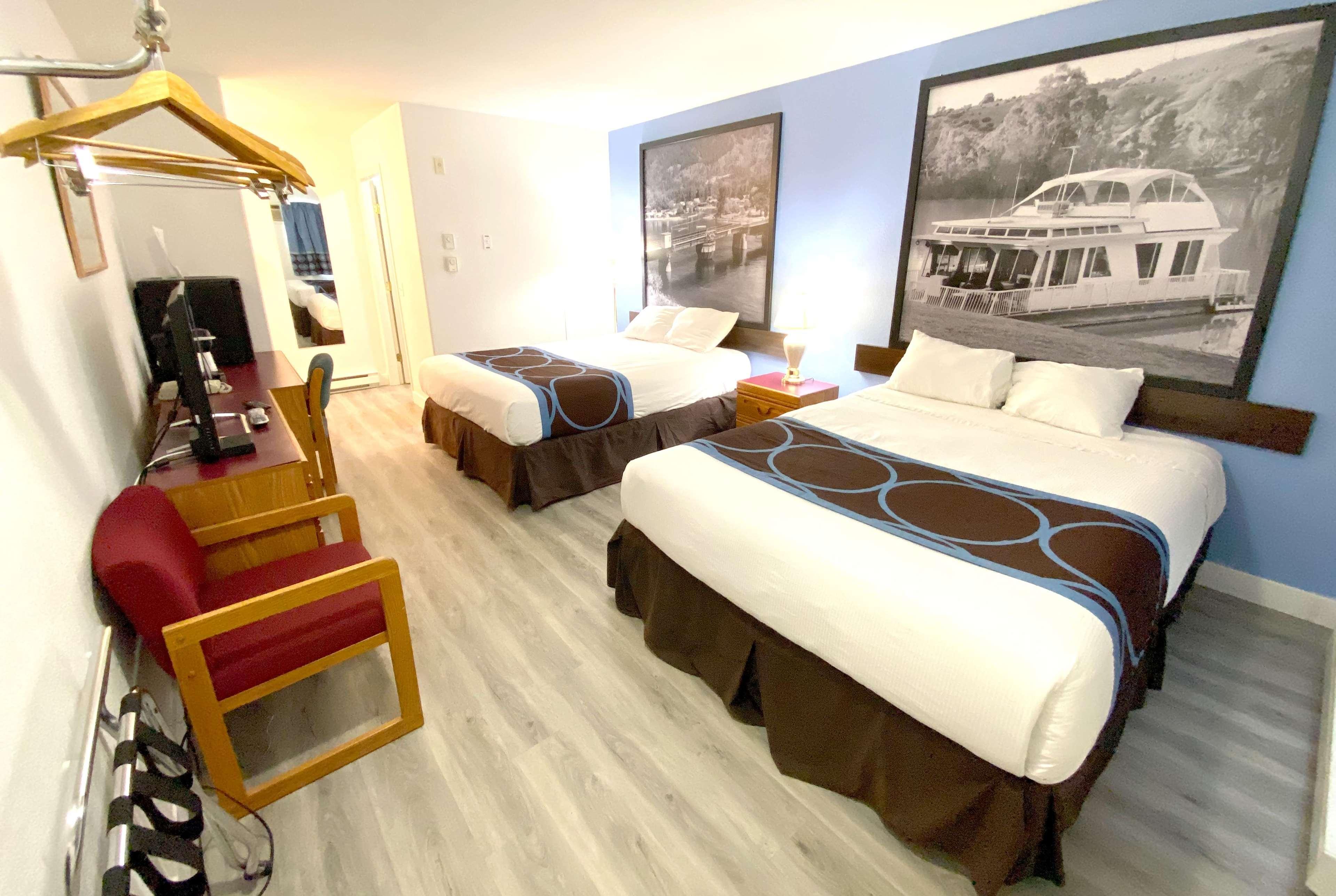 Super 8 By Wyndham Sicamous Otel Dış mekan fotoğraf