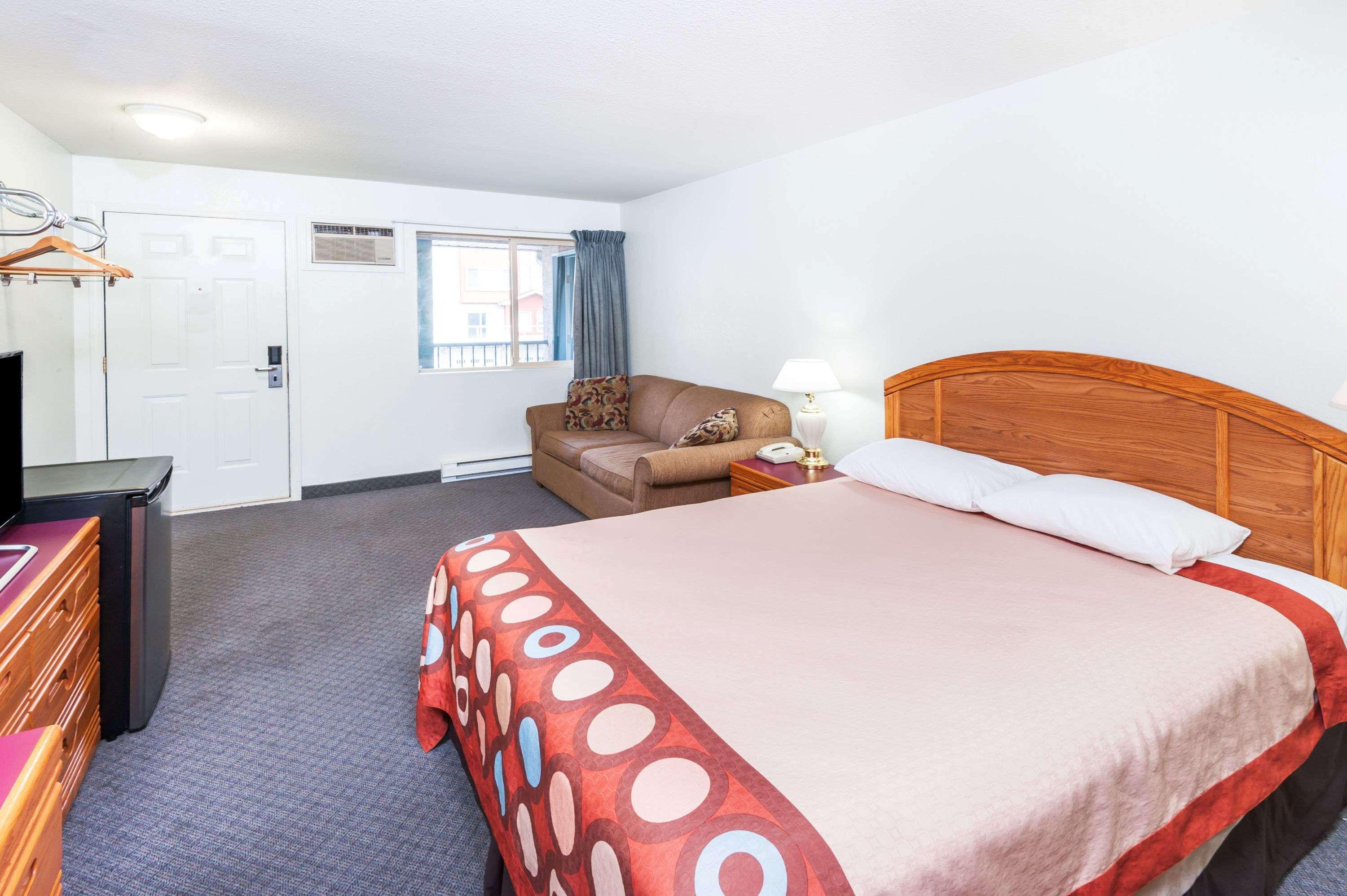 Super 8 By Wyndham Sicamous Otel Dış mekan fotoğraf
