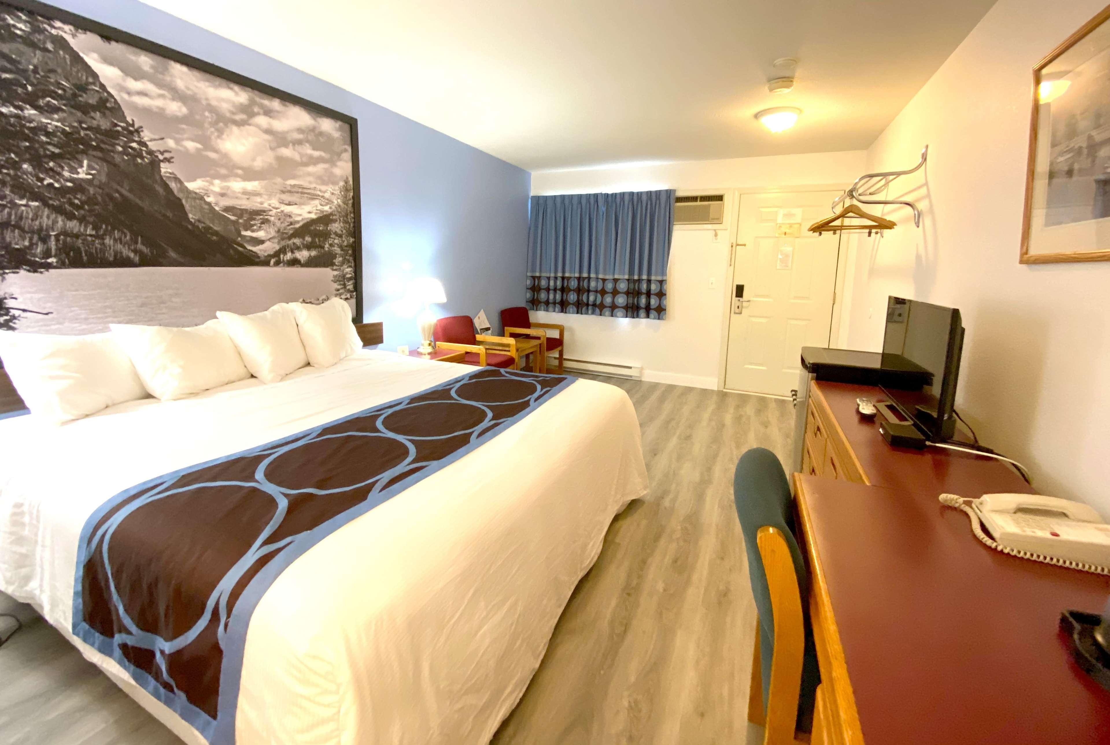 Super 8 By Wyndham Sicamous Otel Dış mekan fotoğraf
