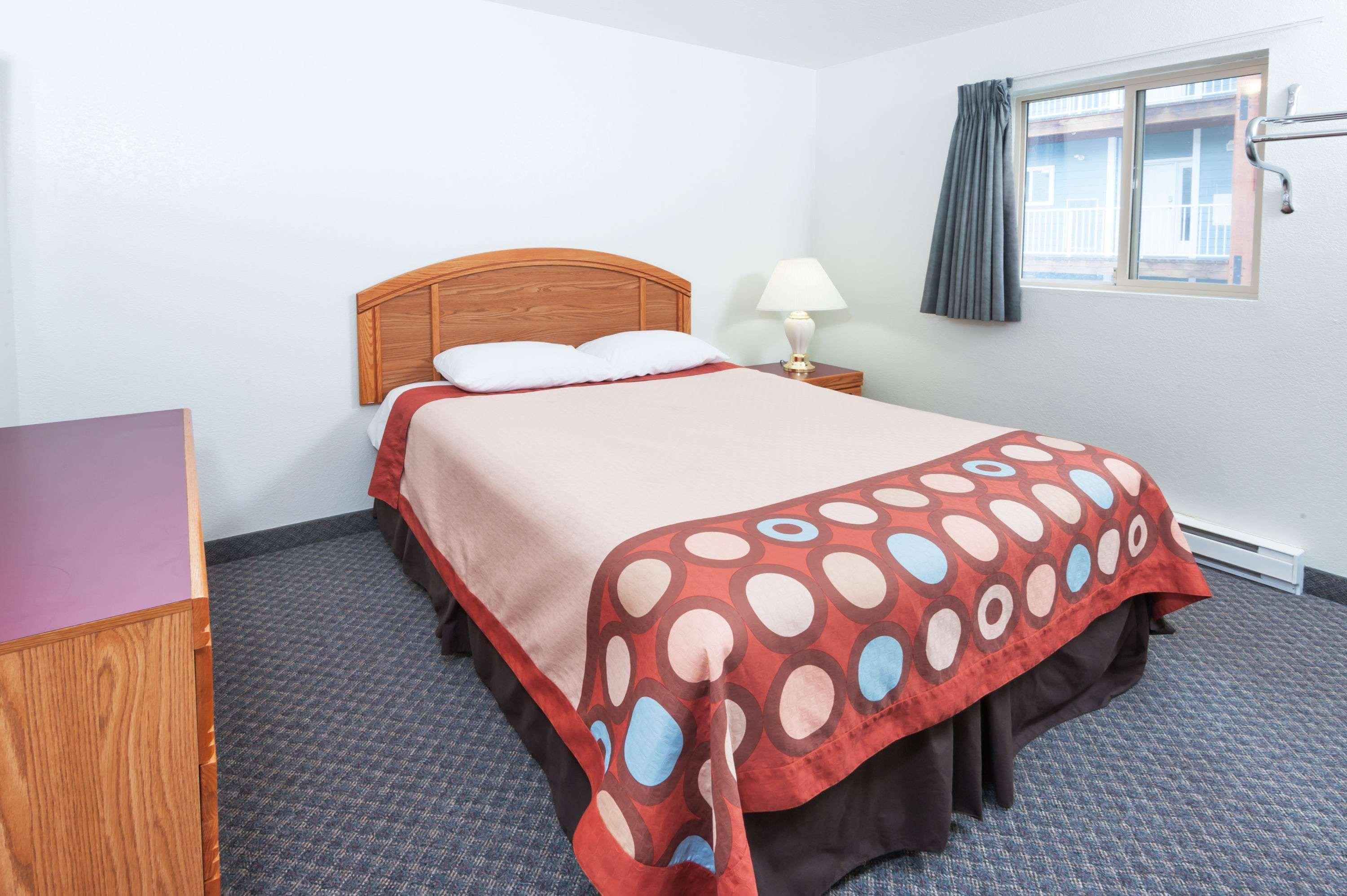 Super 8 By Wyndham Sicamous Otel Dış mekan fotoğraf