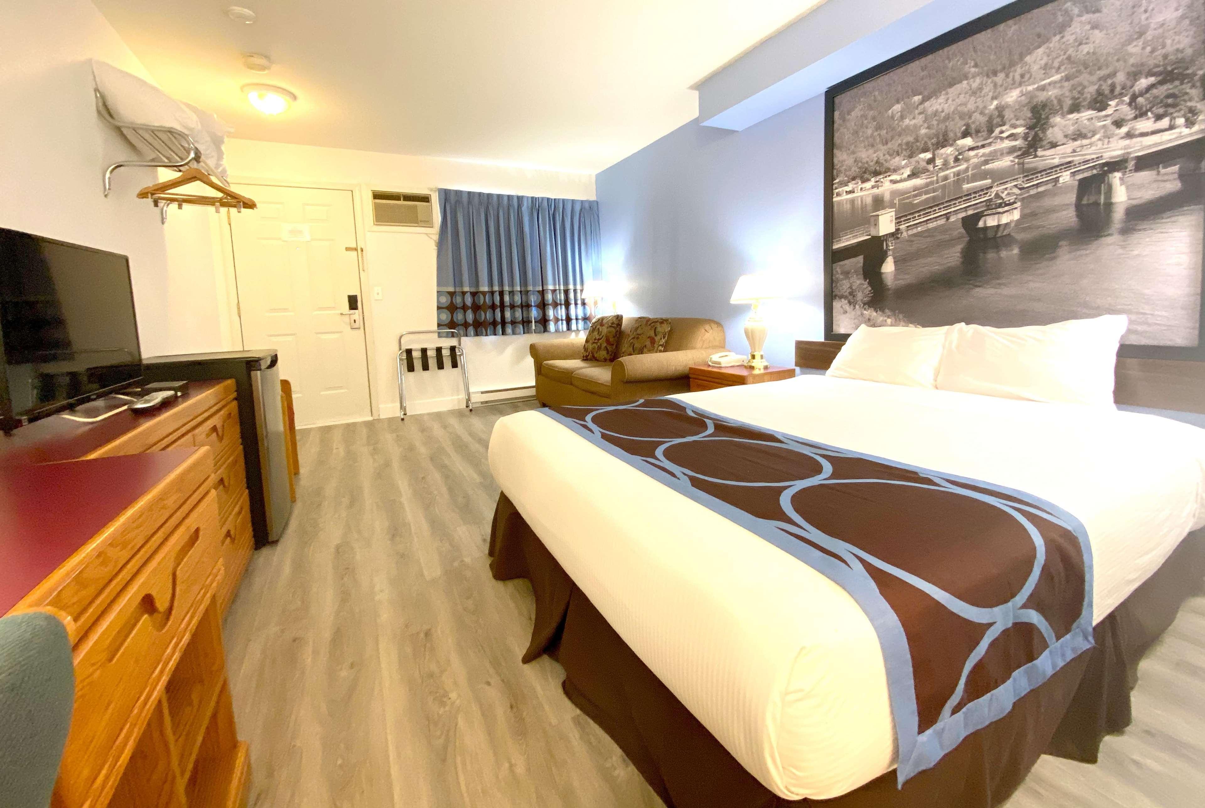 Super 8 By Wyndham Sicamous Otel Dış mekan fotoğraf