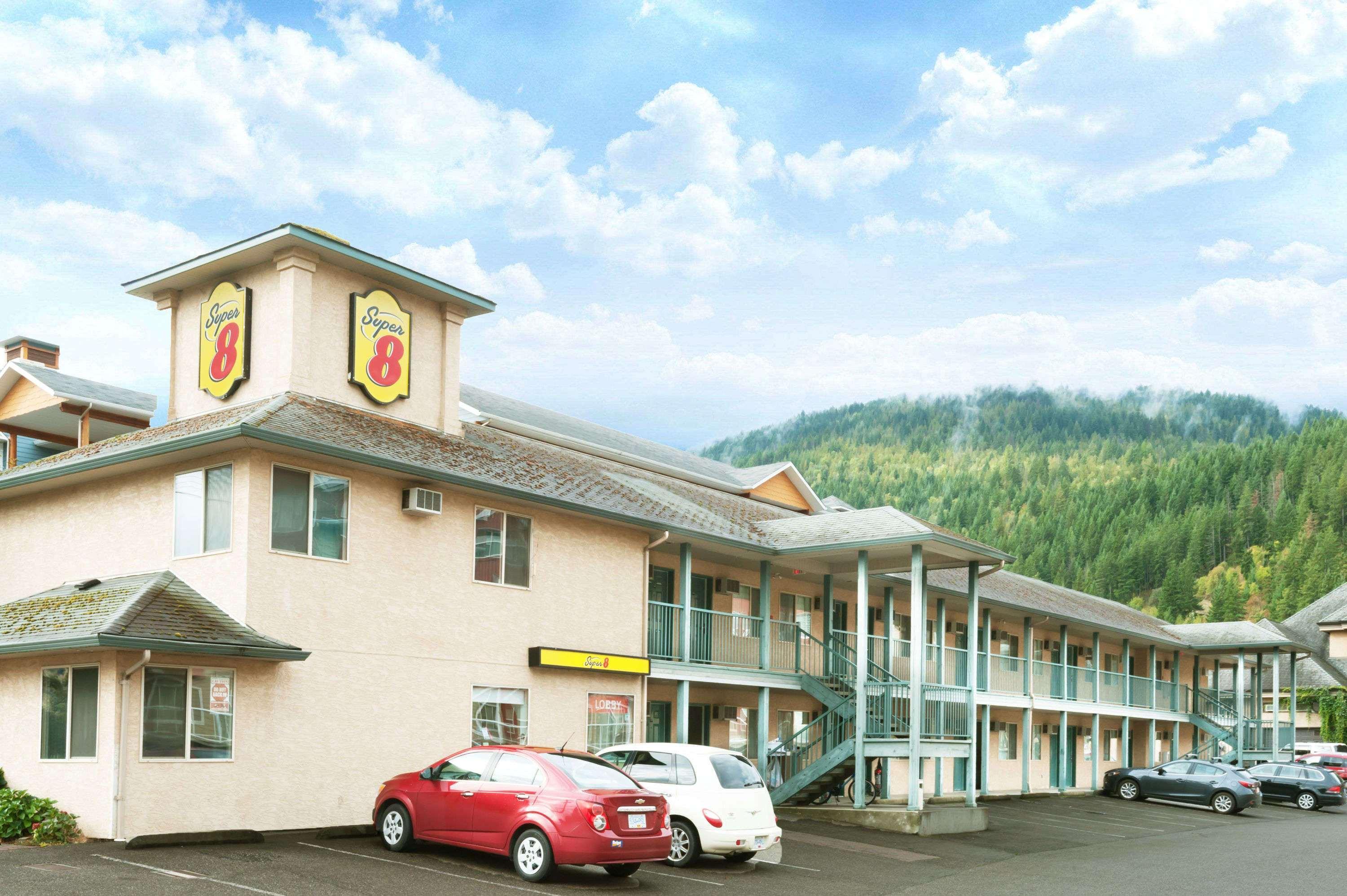 Super 8 By Wyndham Sicamous Otel Dış mekan fotoğraf