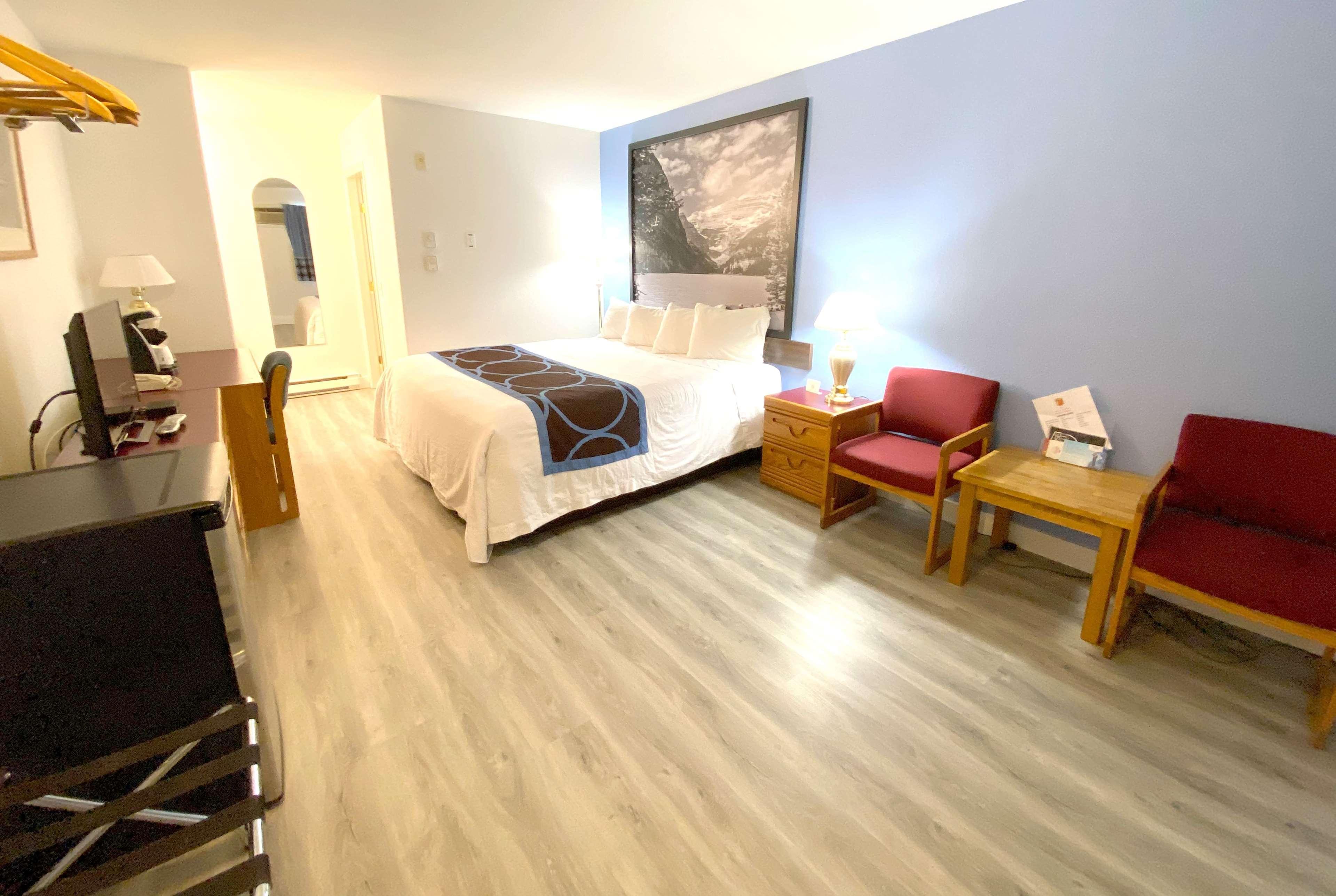Super 8 By Wyndham Sicamous Otel Dış mekan fotoğraf