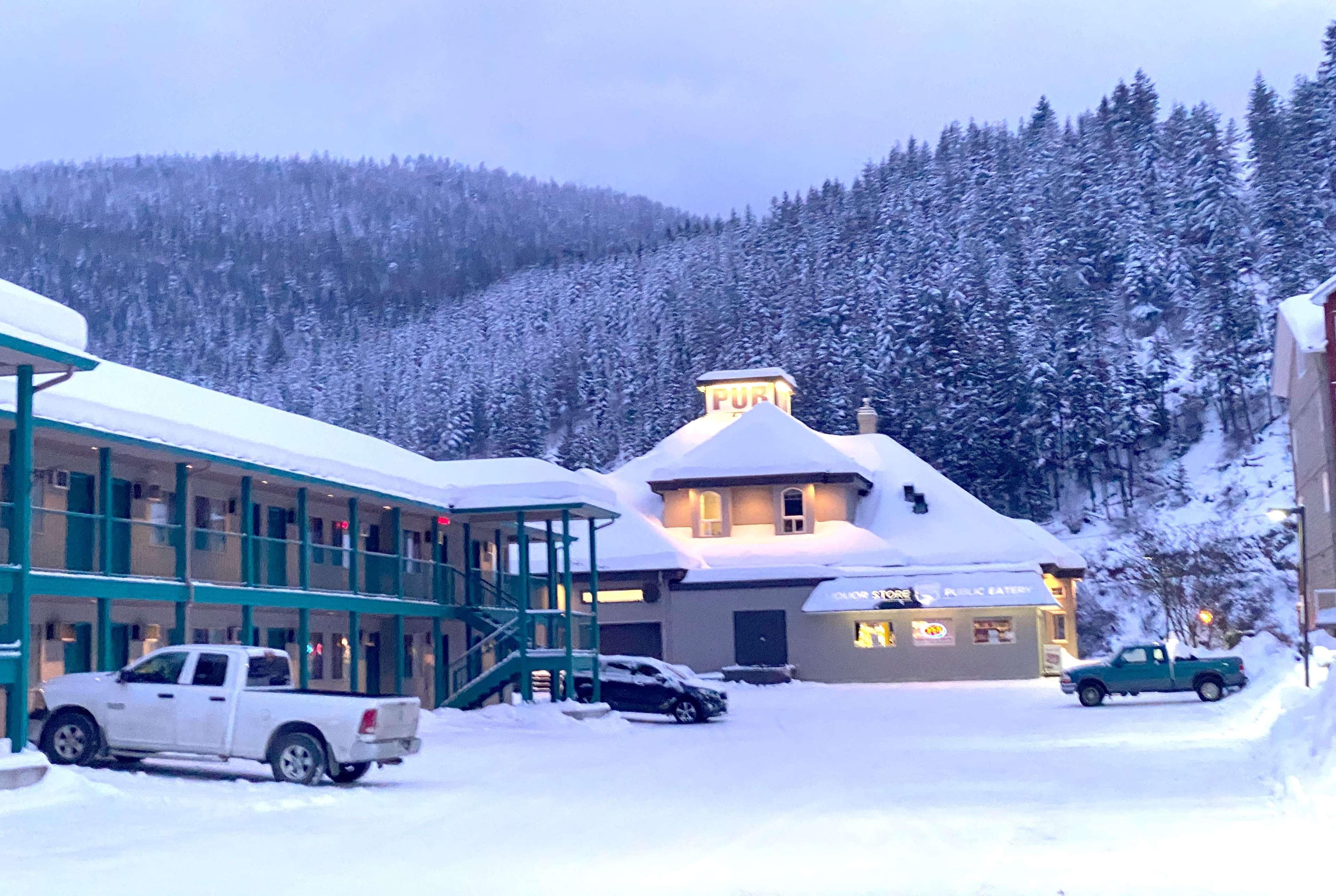 Super 8 By Wyndham Sicamous Otel Dış mekan fotoğraf