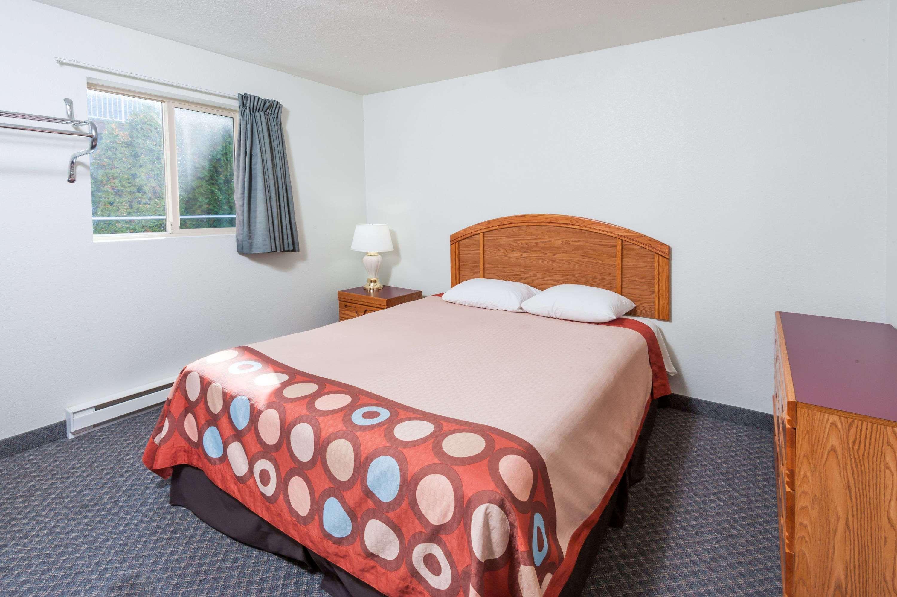 Super 8 By Wyndham Sicamous Otel Dış mekan fotoğraf
