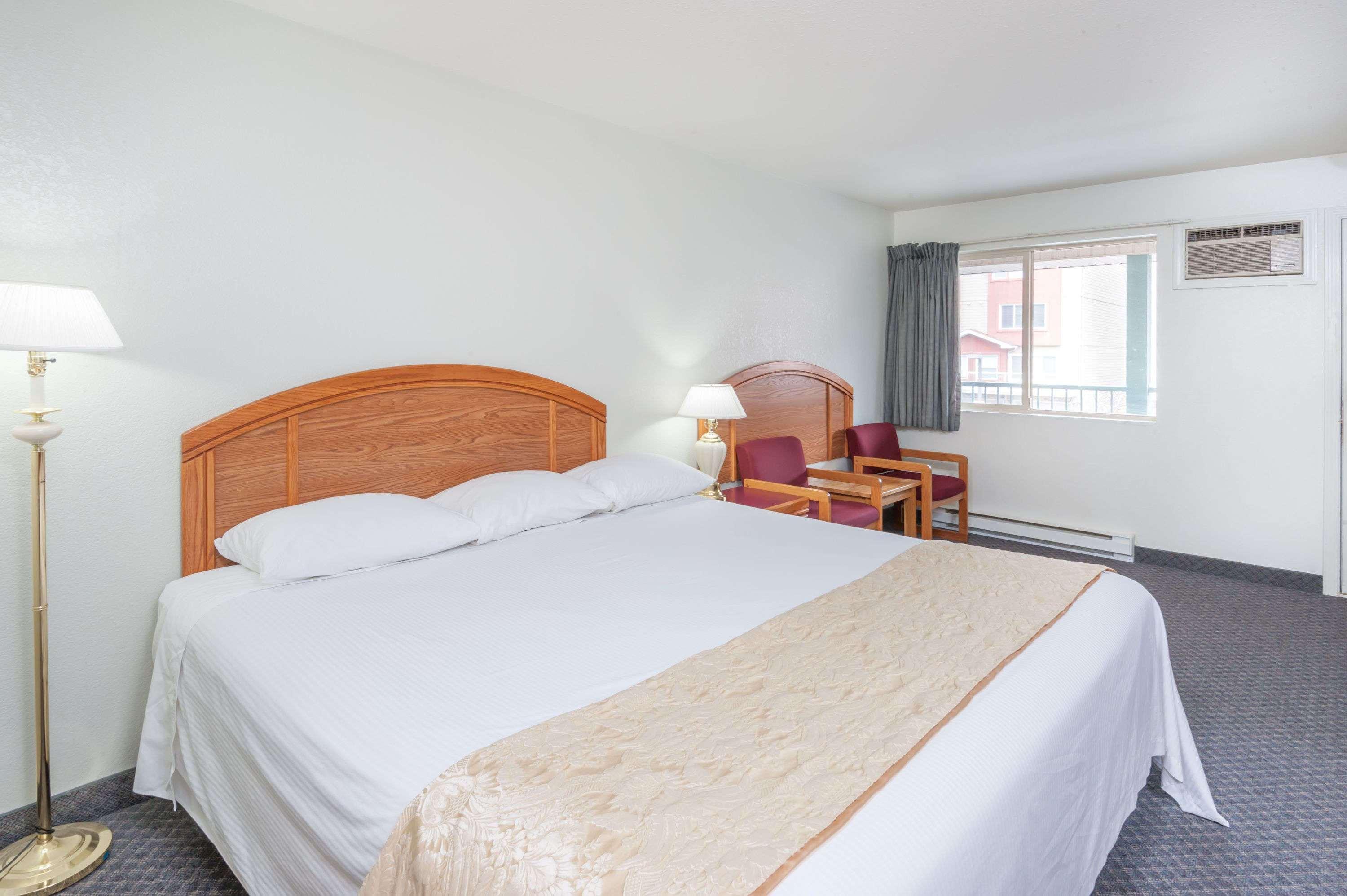 Super 8 By Wyndham Sicamous Otel Dış mekan fotoğraf