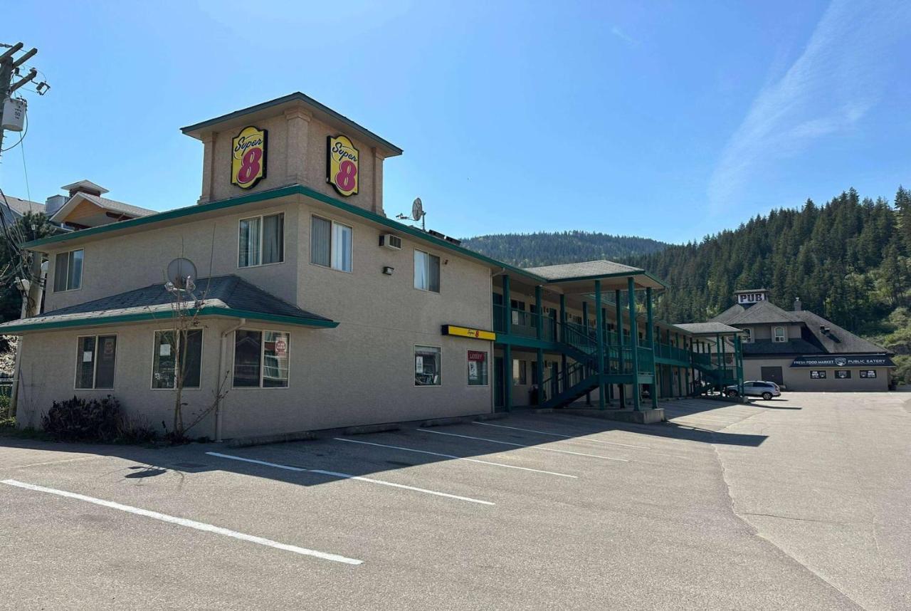 Super 8 By Wyndham Sicamous Otel Dış mekan fotoğraf