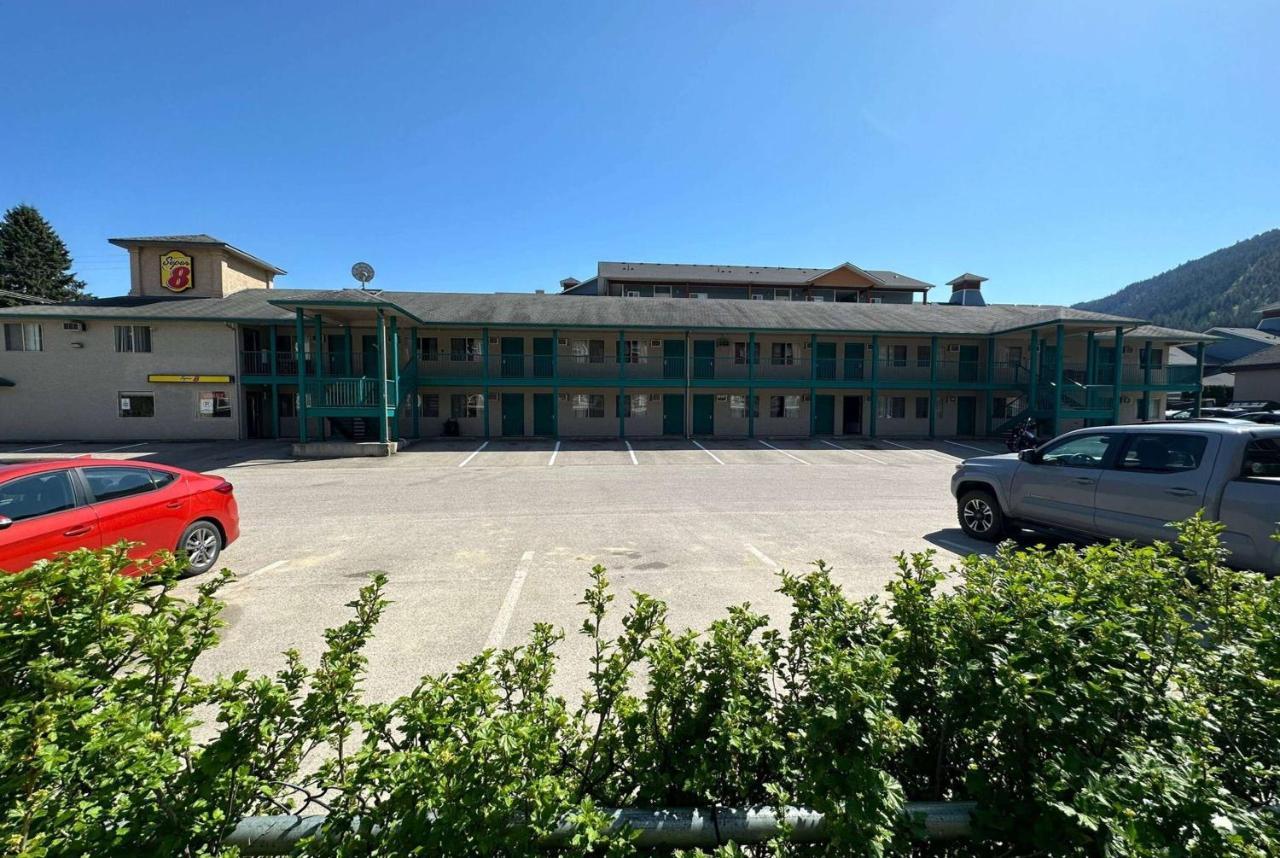 Super 8 By Wyndham Sicamous Otel Dış mekan fotoğraf