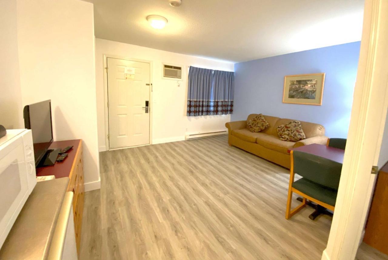 Super 8 By Wyndham Sicamous Otel Dış mekan fotoğraf