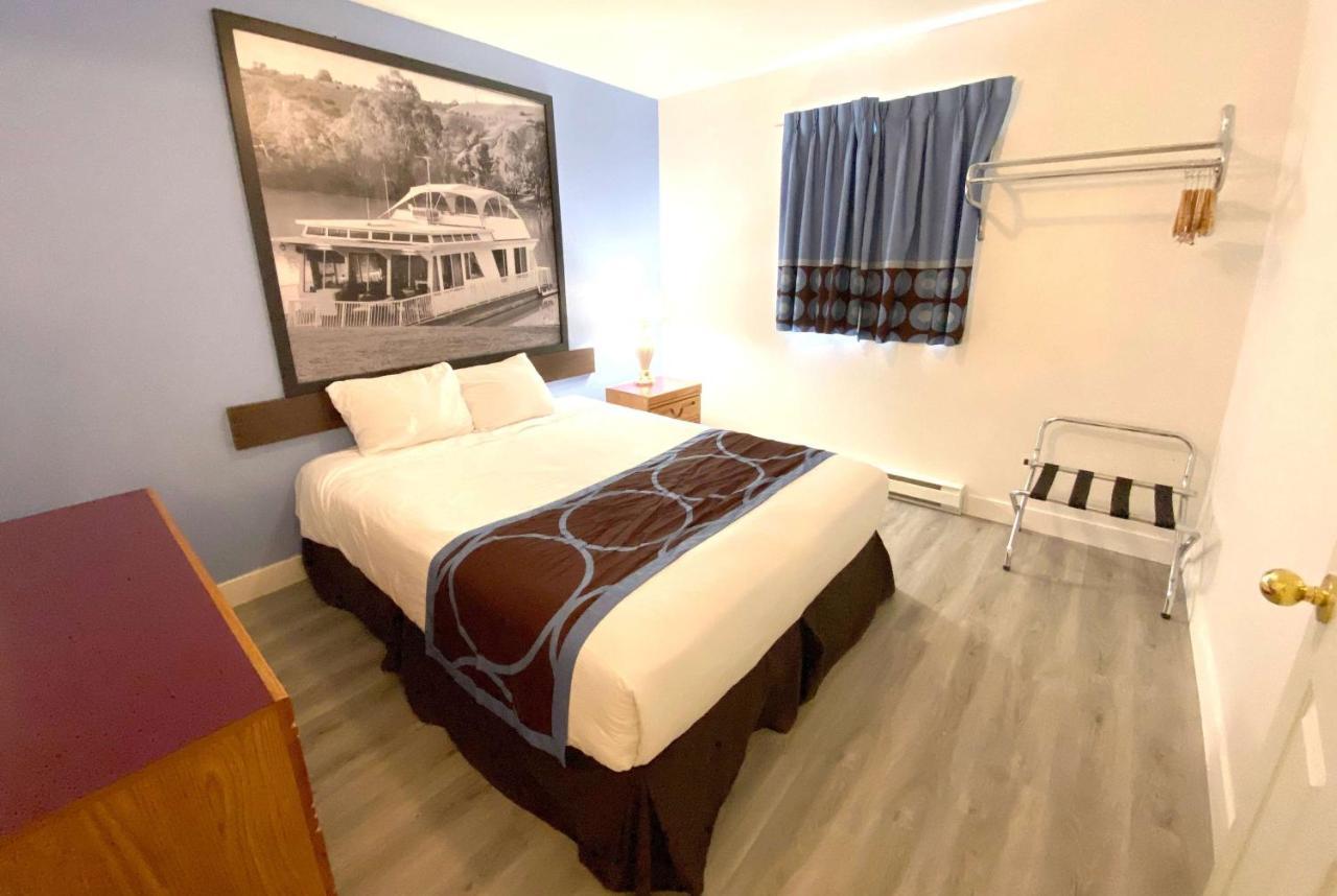 Super 8 By Wyndham Sicamous Otel Dış mekan fotoğraf