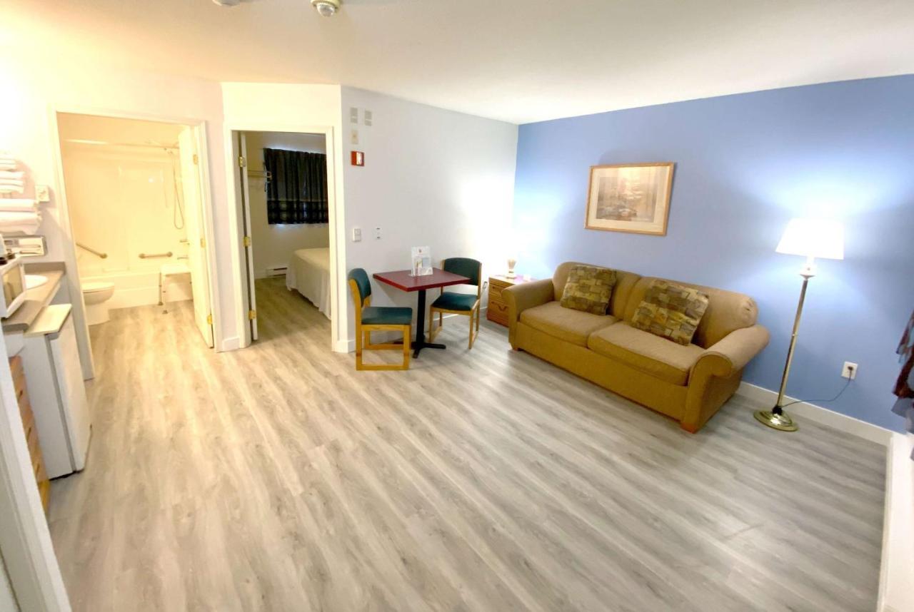 Super 8 By Wyndham Sicamous Otel Dış mekan fotoğraf