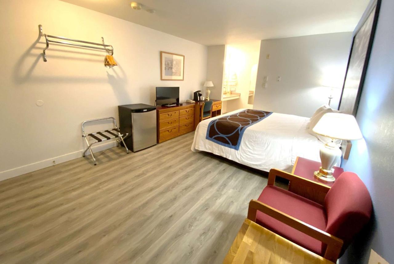 Super 8 By Wyndham Sicamous Otel Dış mekan fotoğraf