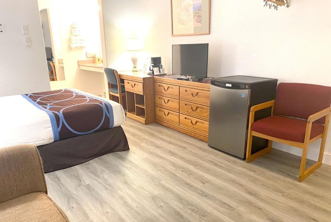 Super 8 By Wyndham Sicamous Otel Dış mekan fotoğraf