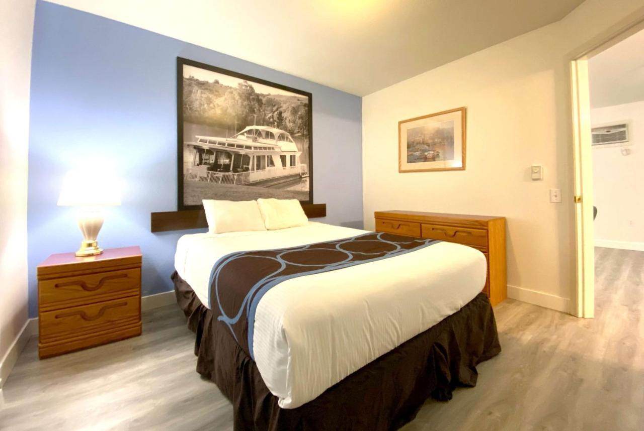 Super 8 By Wyndham Sicamous Otel Dış mekan fotoğraf