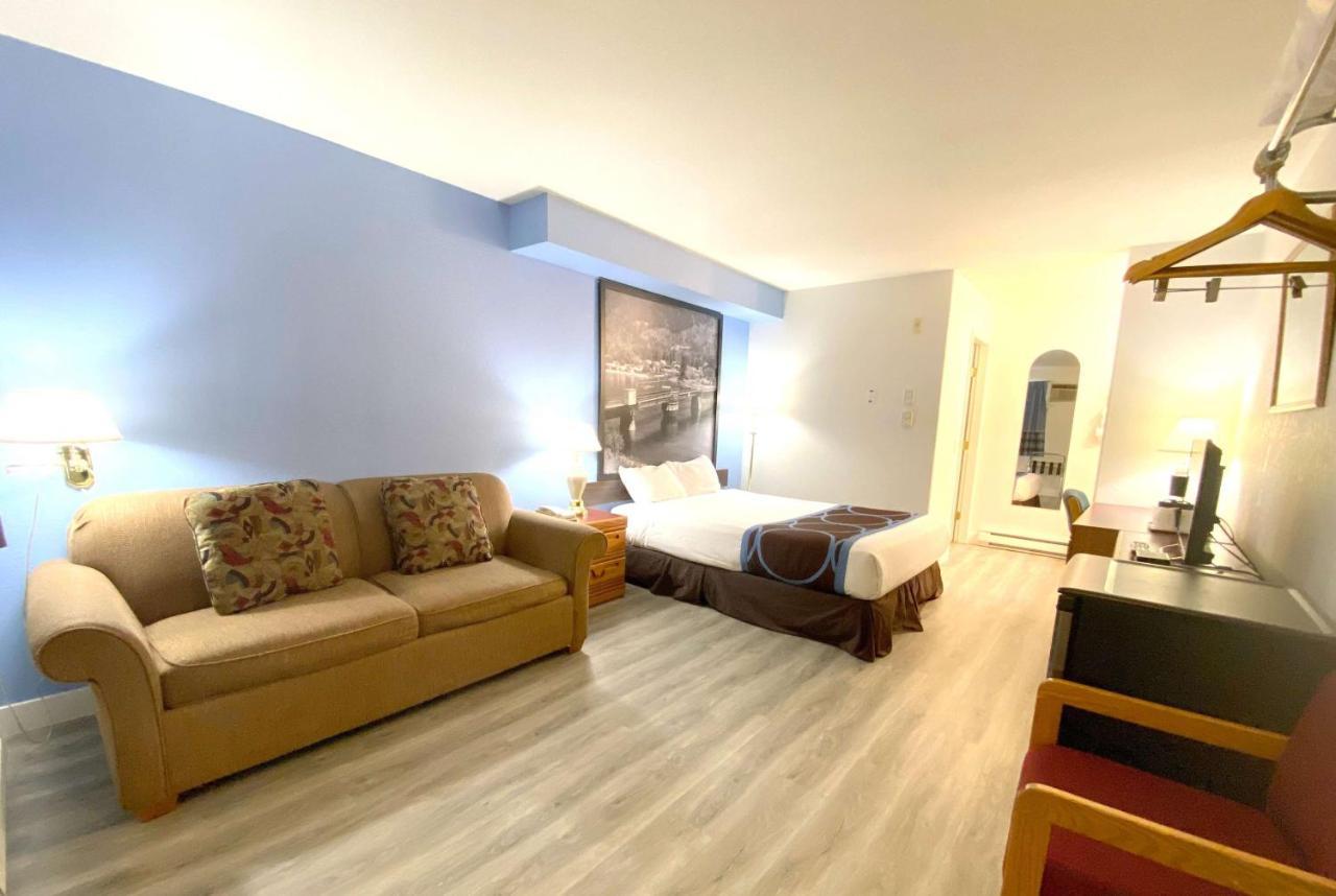 Super 8 By Wyndham Sicamous Otel Dış mekan fotoğraf