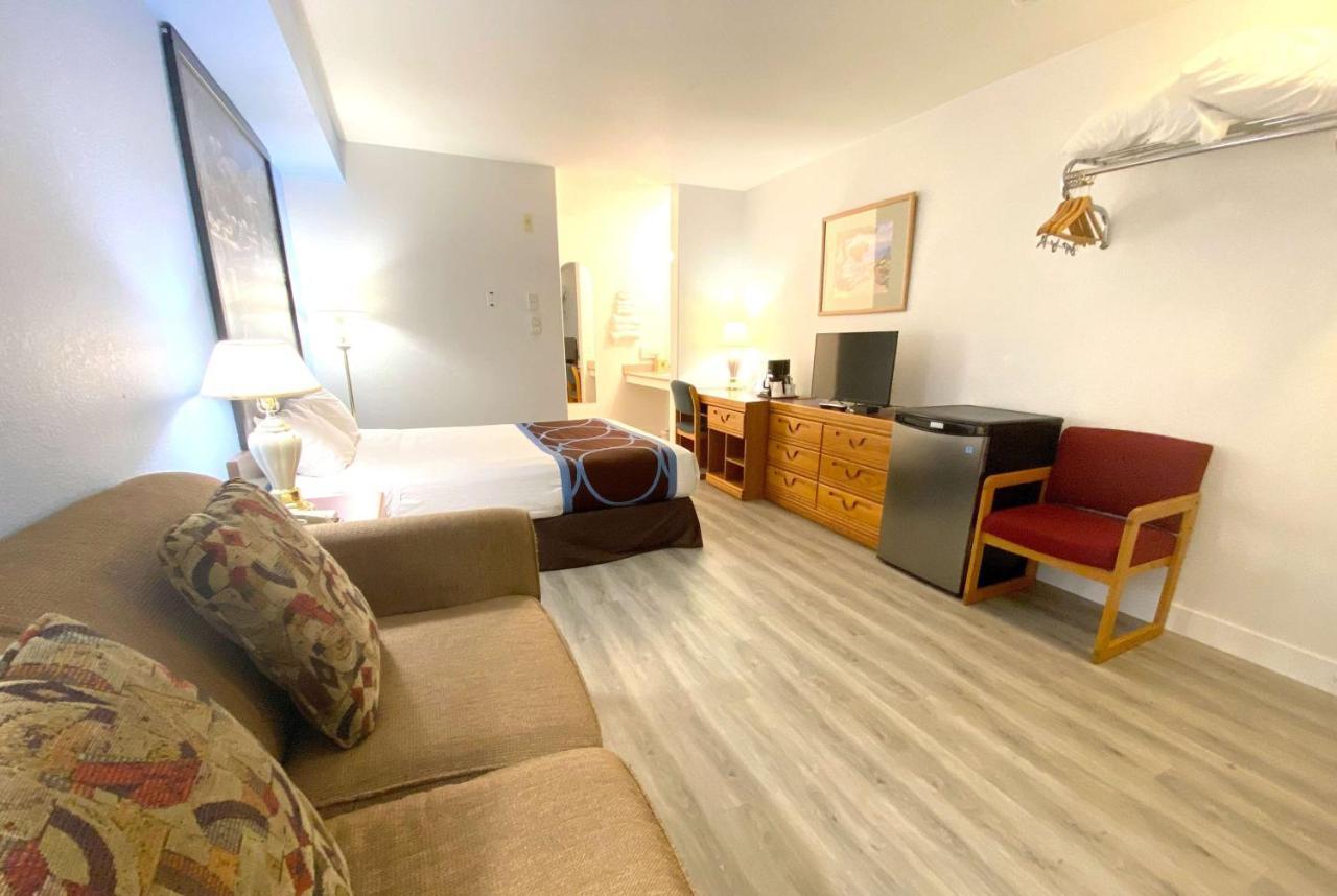 Super 8 By Wyndham Sicamous Otel Dış mekan fotoğraf