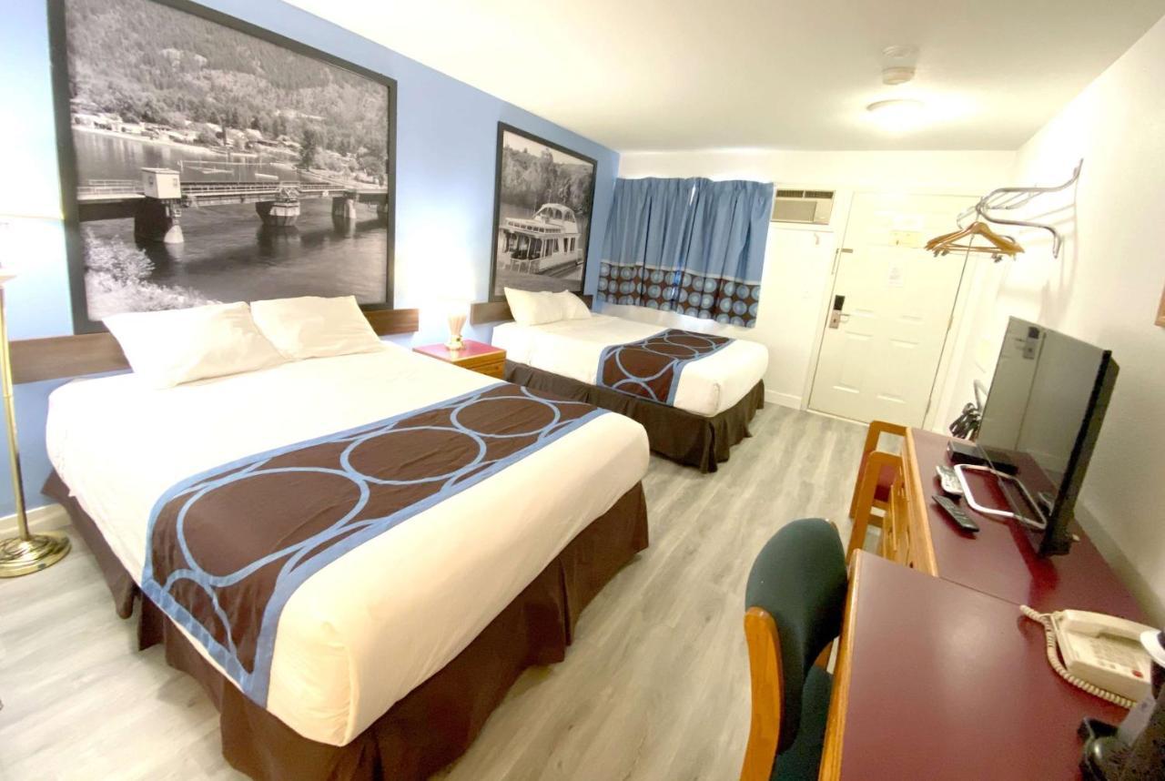 Super 8 By Wyndham Sicamous Otel Dış mekan fotoğraf