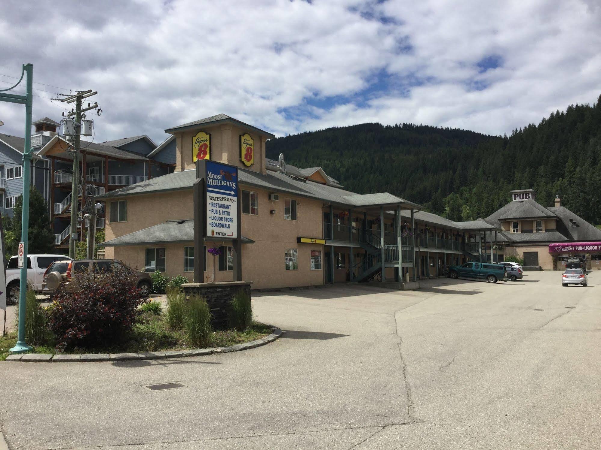 Super 8 By Wyndham Sicamous Otel Dış mekan fotoğraf