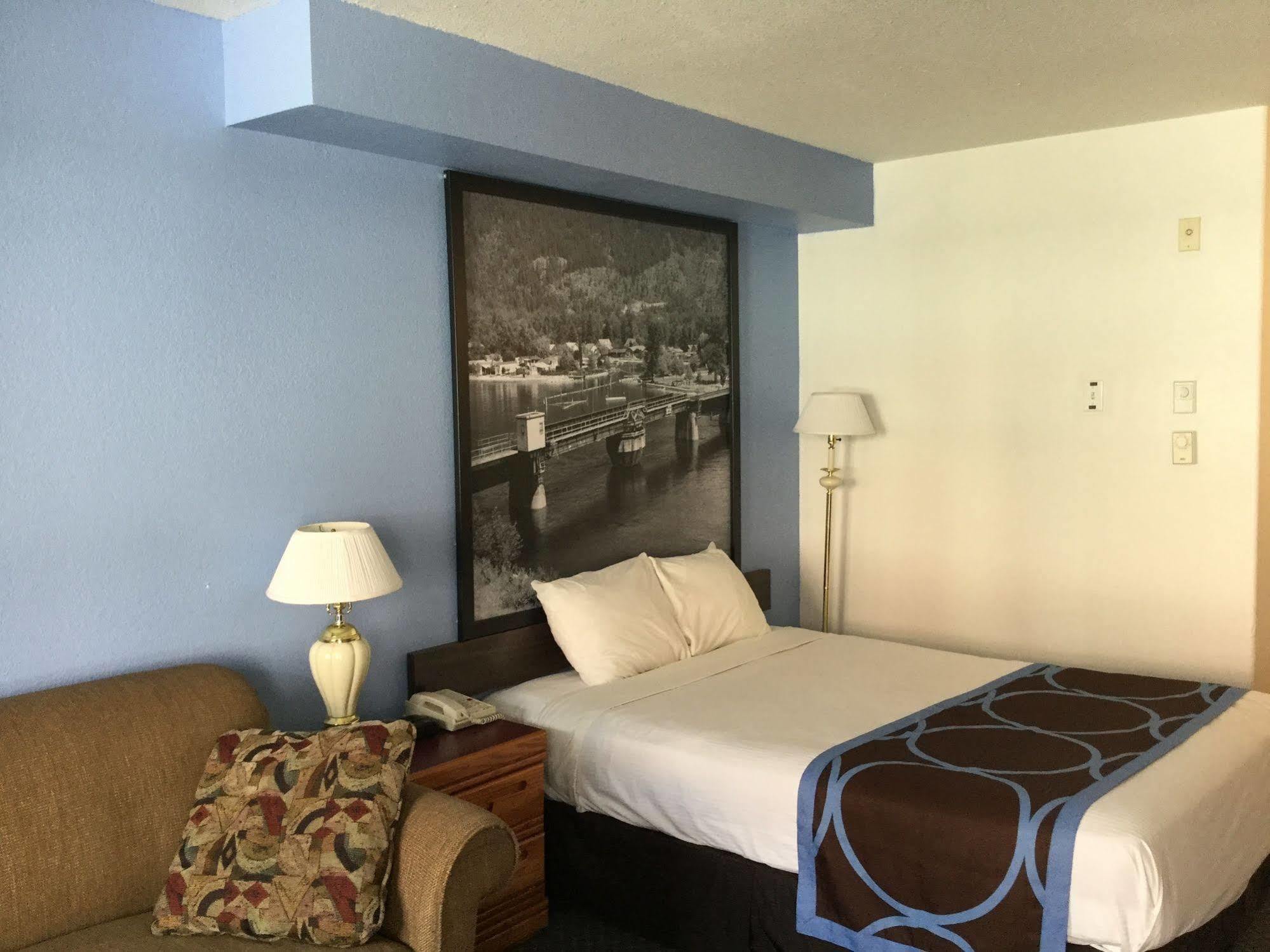 Super 8 By Wyndham Sicamous Otel Dış mekan fotoğraf