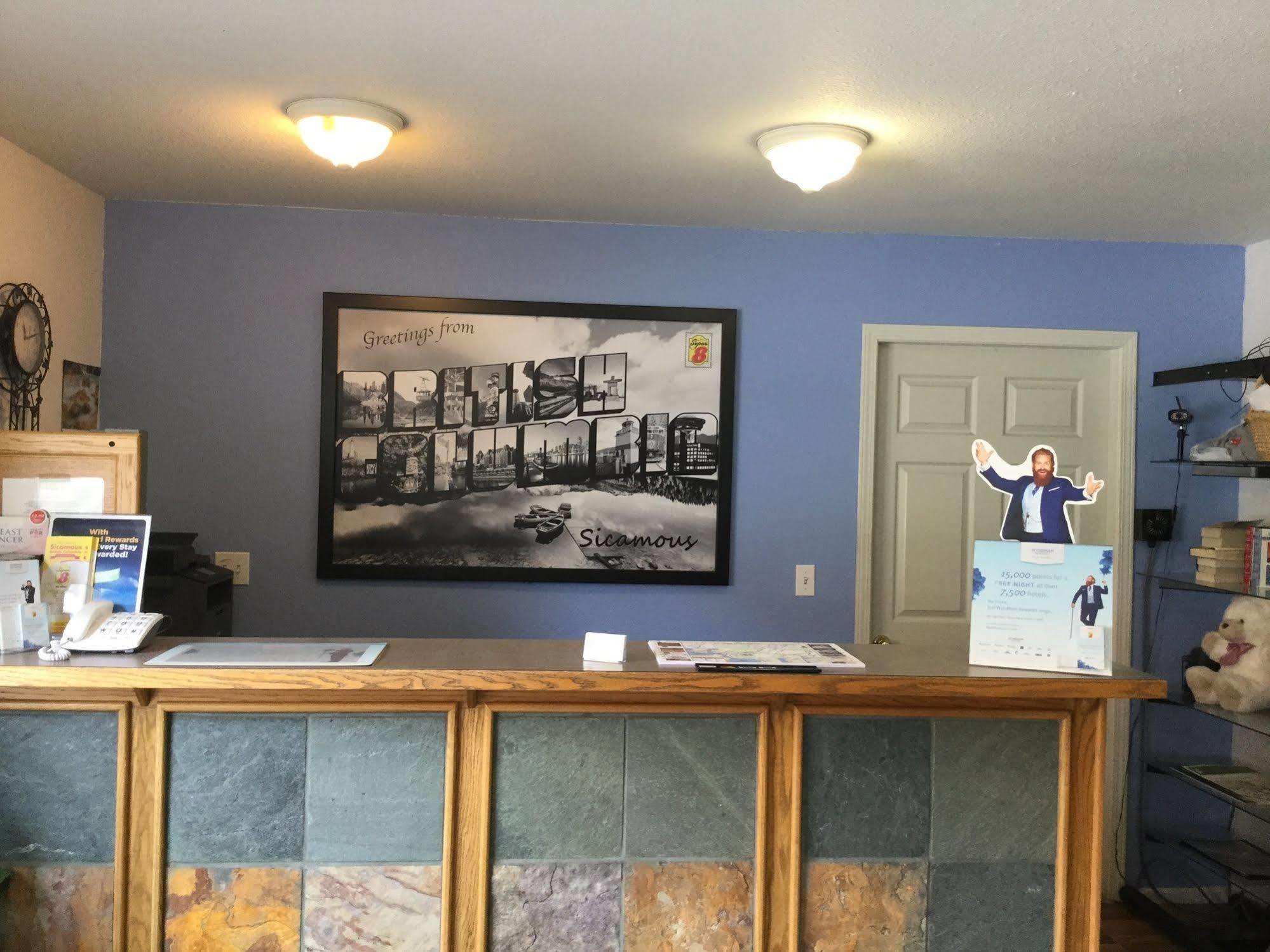 Super 8 By Wyndham Sicamous Otel Dış mekan fotoğraf