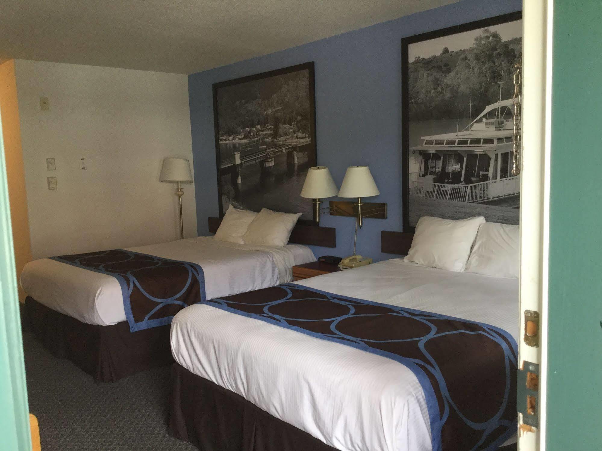 Super 8 By Wyndham Sicamous Otel Dış mekan fotoğraf