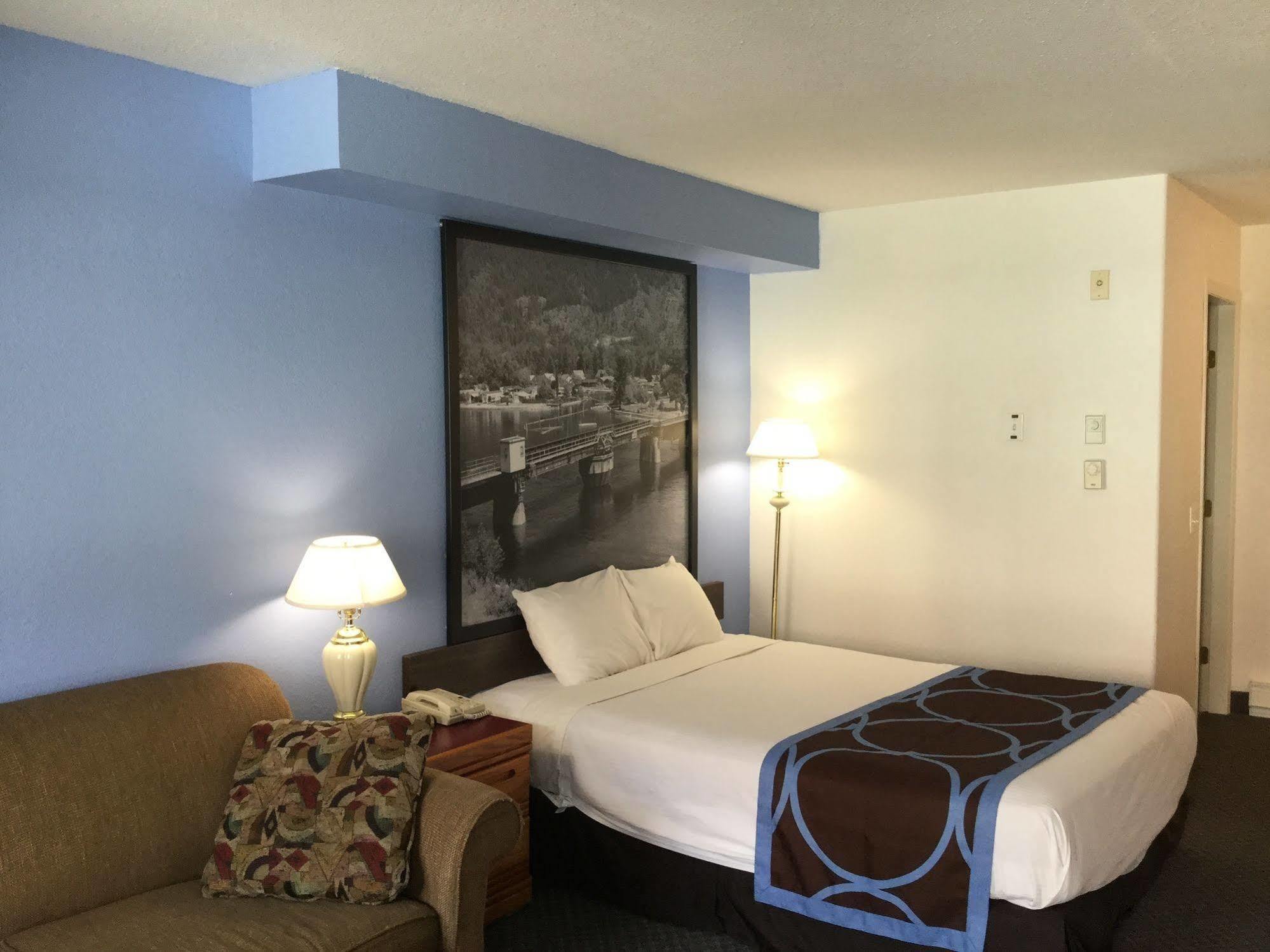 Super 8 By Wyndham Sicamous Otel Dış mekan fotoğraf