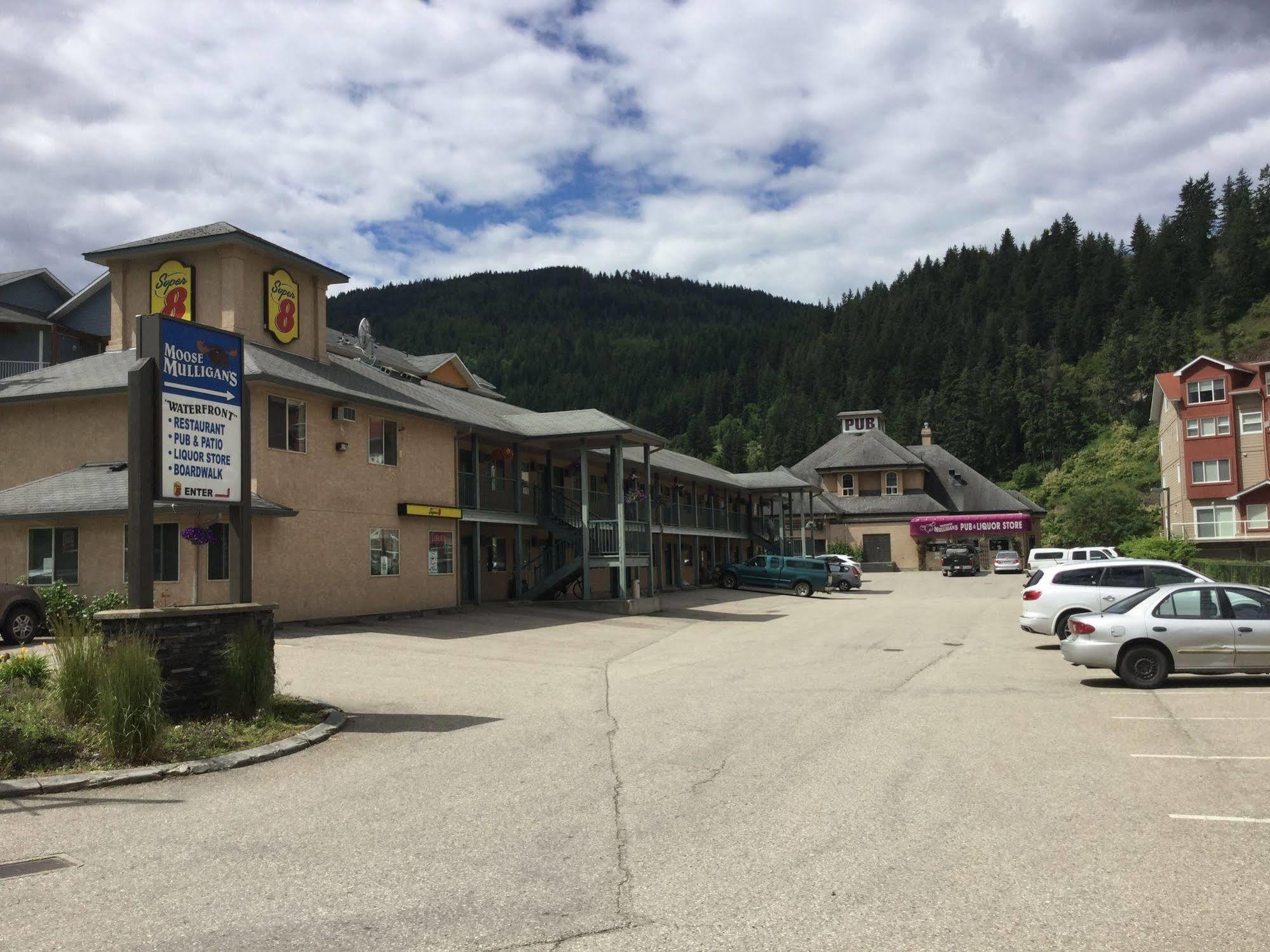 Super 8 By Wyndham Sicamous Otel Dış mekan fotoğraf