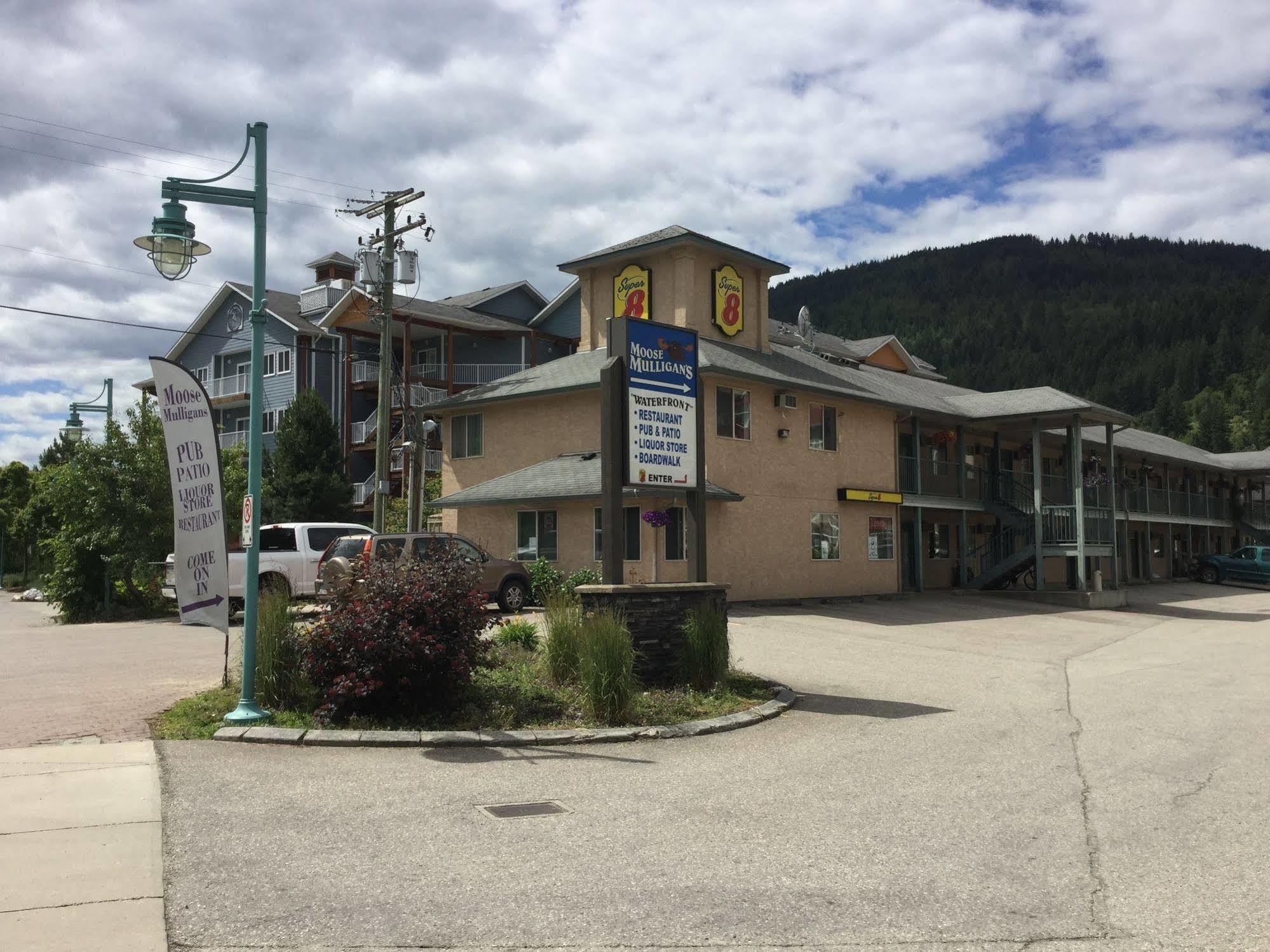 Super 8 By Wyndham Sicamous Otel Dış mekan fotoğraf