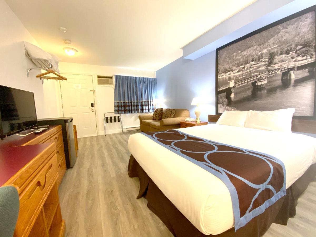 Super 8 By Wyndham Sicamous Otel Dış mekan fotoğraf