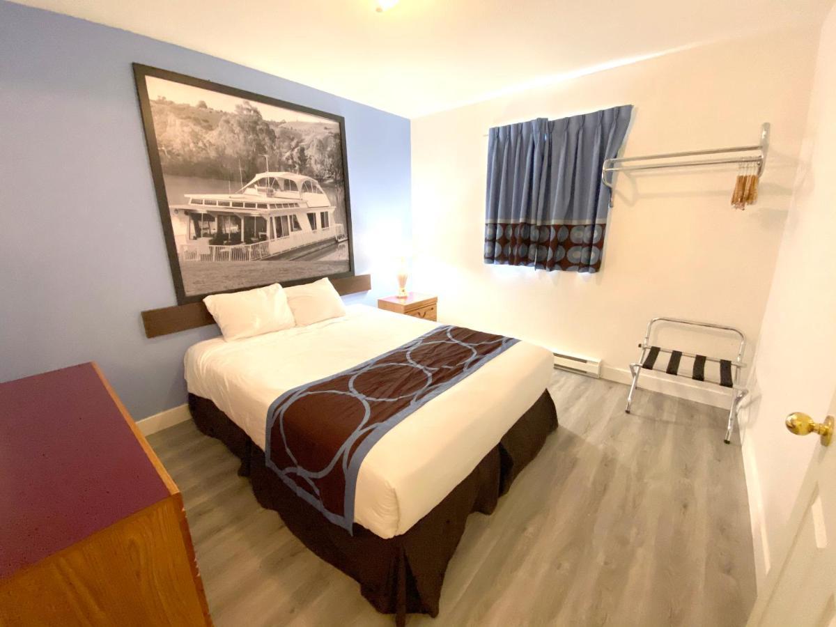 Super 8 By Wyndham Sicamous Otel Dış mekan fotoğraf