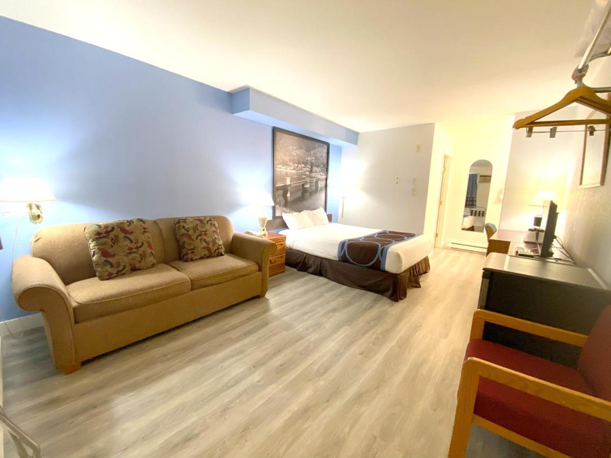 Super 8 By Wyndham Sicamous Otel Dış mekan fotoğraf