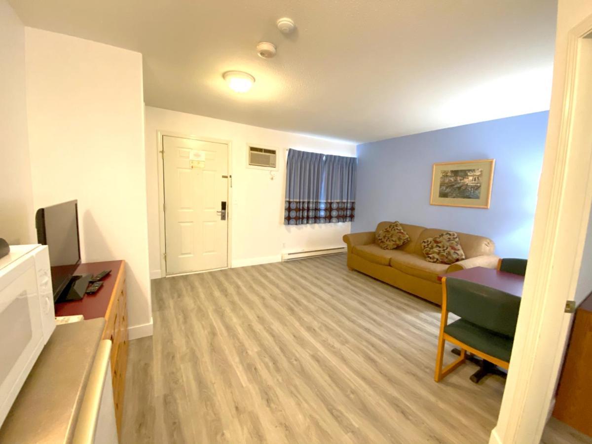 Super 8 By Wyndham Sicamous Otel Dış mekan fotoğraf