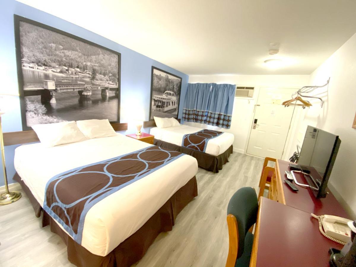 Super 8 By Wyndham Sicamous Otel Dış mekan fotoğraf