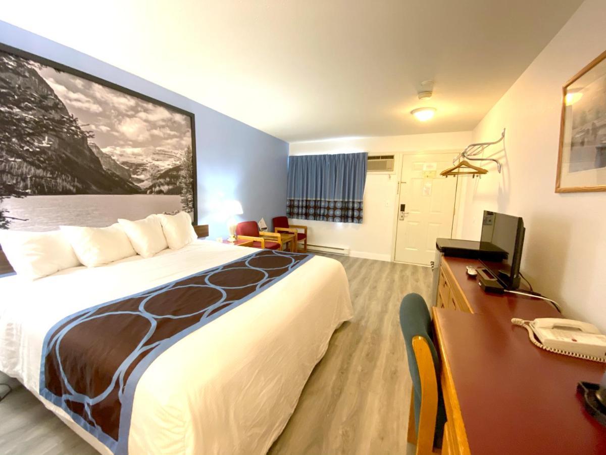 Super 8 By Wyndham Sicamous Otel Dış mekan fotoğraf