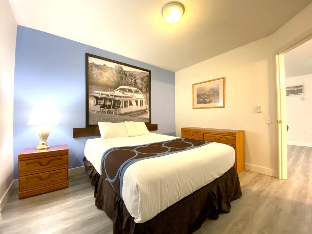 Super 8 By Wyndham Sicamous Otel Dış mekan fotoğraf