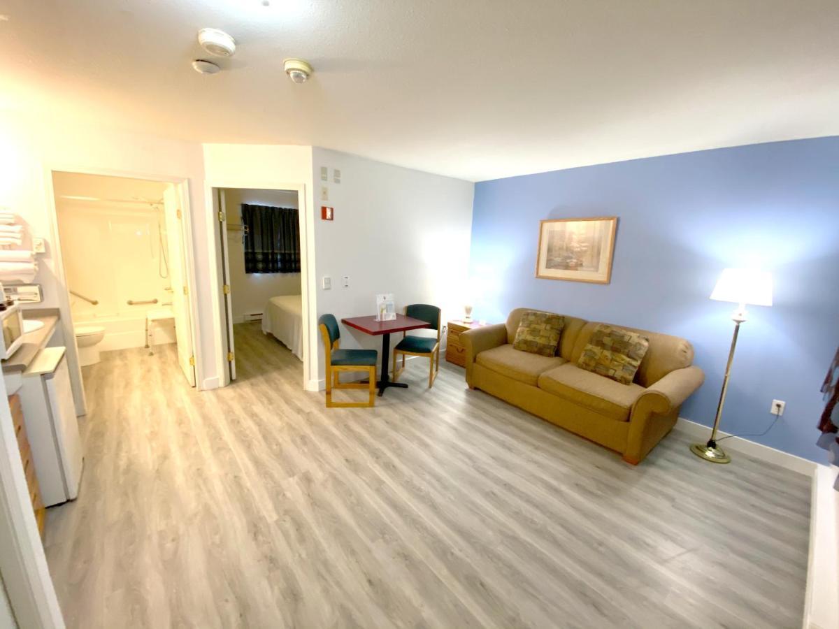 Super 8 By Wyndham Sicamous Otel Dış mekan fotoğraf