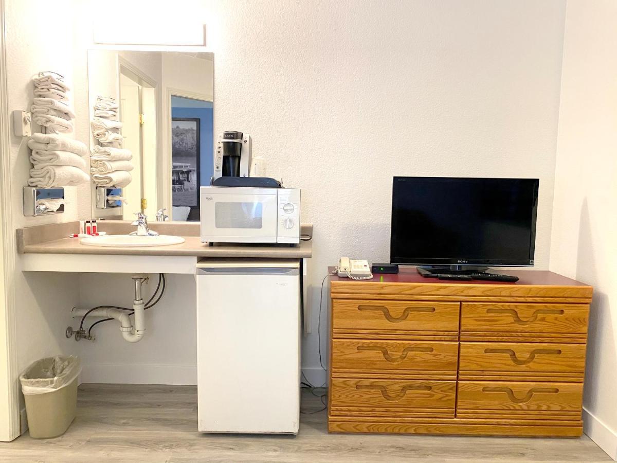 Super 8 By Wyndham Sicamous Otel Dış mekan fotoğraf